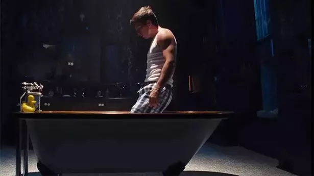 saltburn bathtub scene saltburn bathtub scene